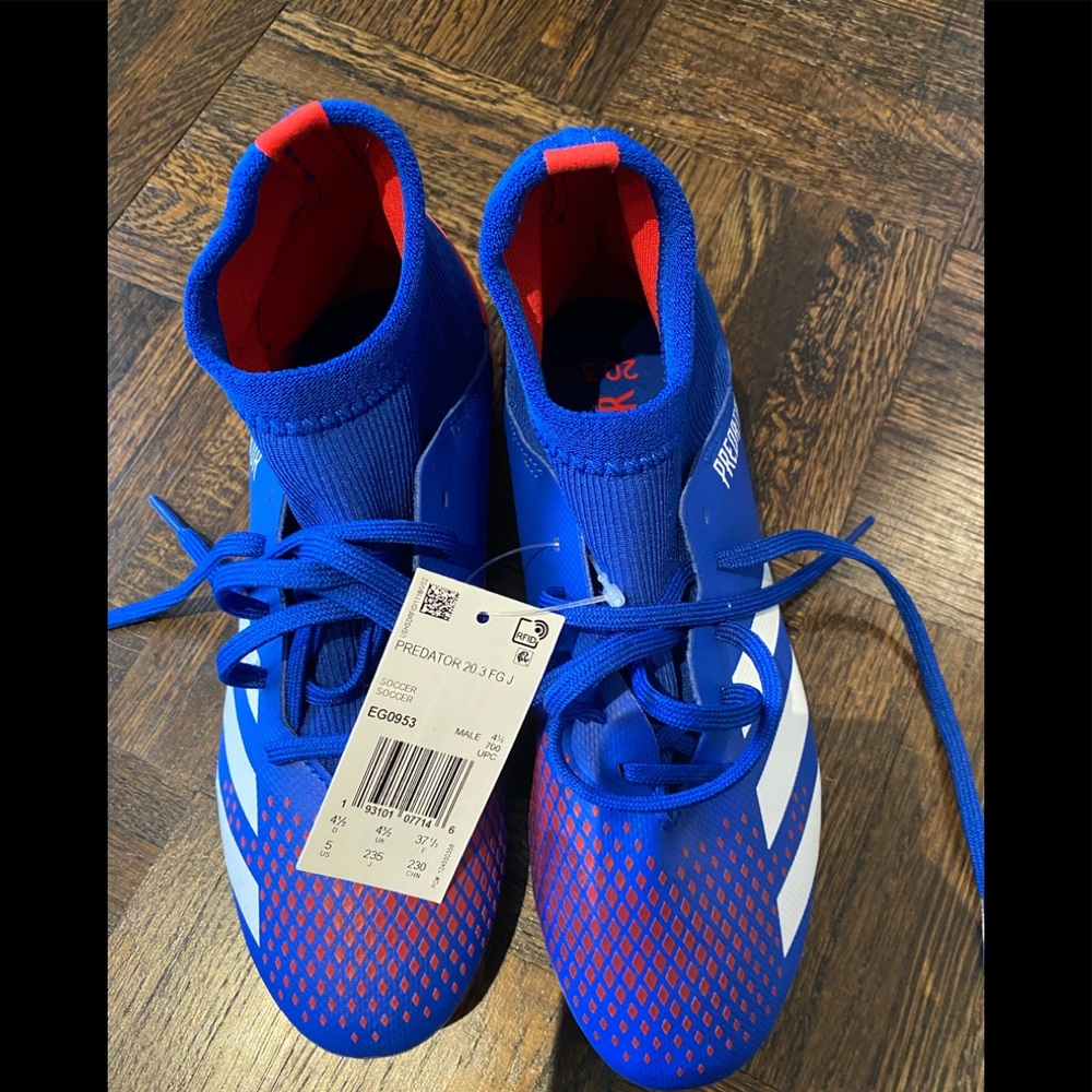 NWT size 5 Adidas Predator Cleats